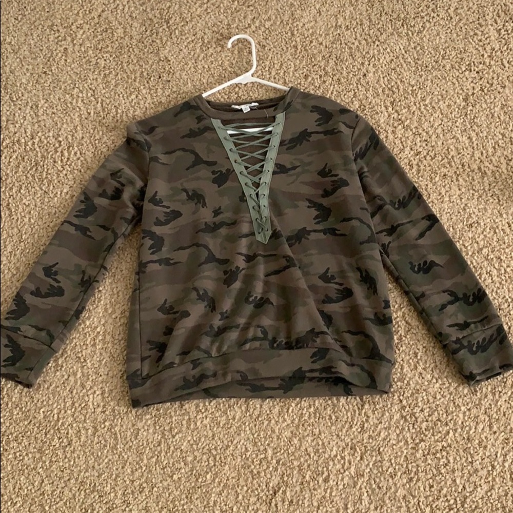 Camo tie sweatshirt